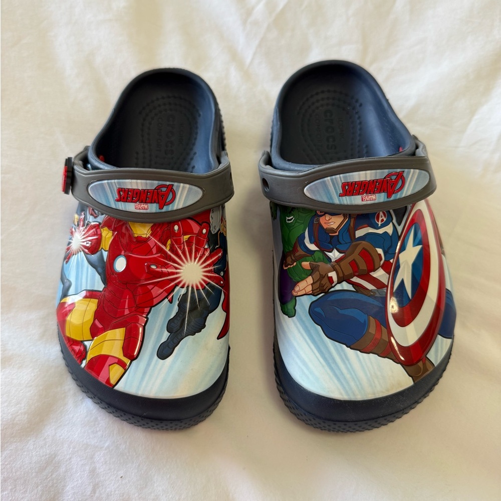 Crocs x Marvel Avengers | Junior SZ 1 | Navy Blue Red Clogs Comfort Lightweight - Picture 2 of 8